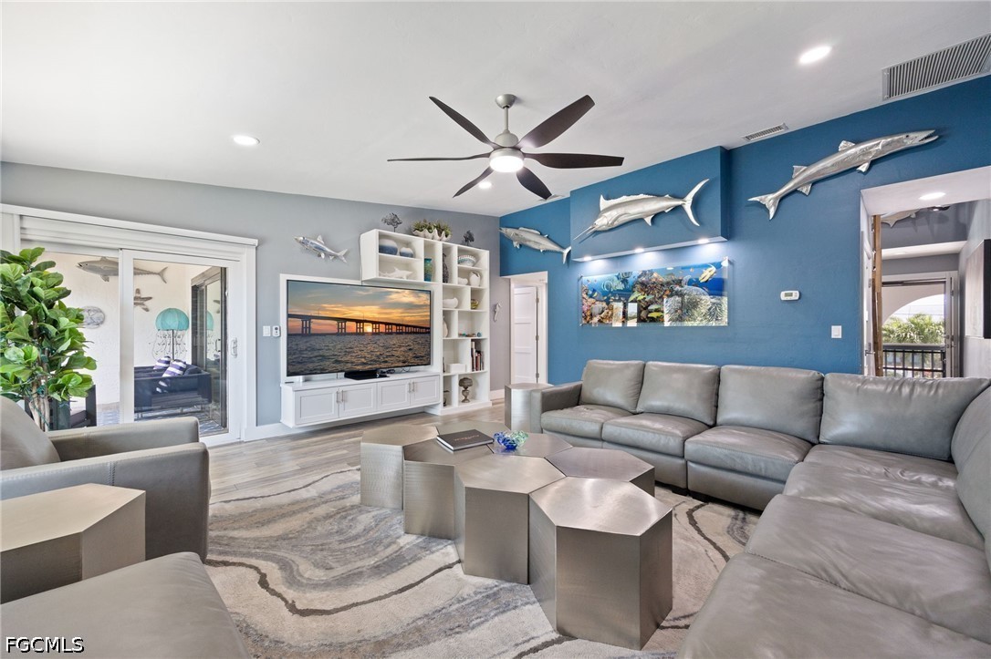 4904 Vincennes ST 204