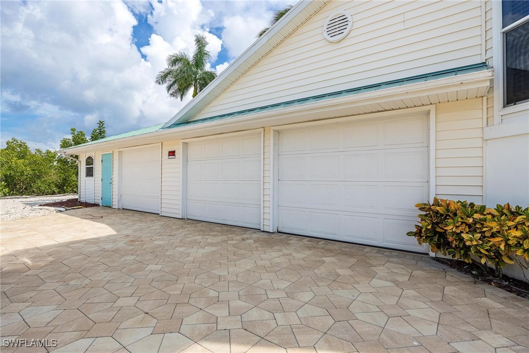 3211 Manatee DR
