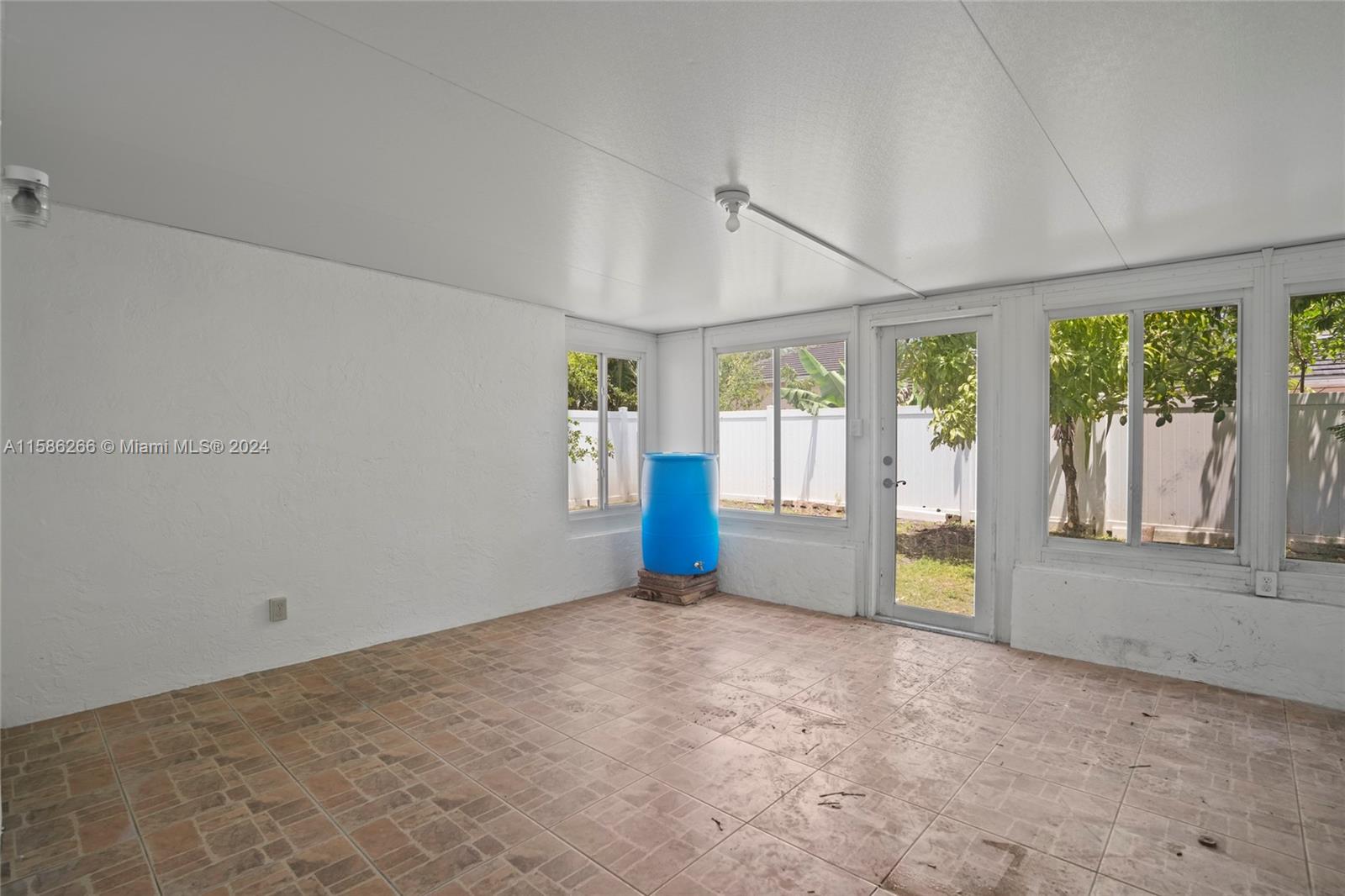 9351 Dunhill Dr