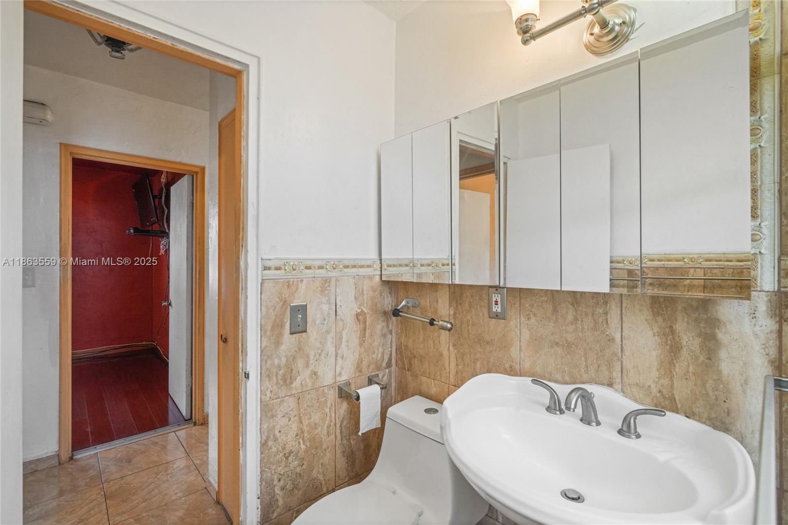 1025 Curtiss Dr, Opa-Locka