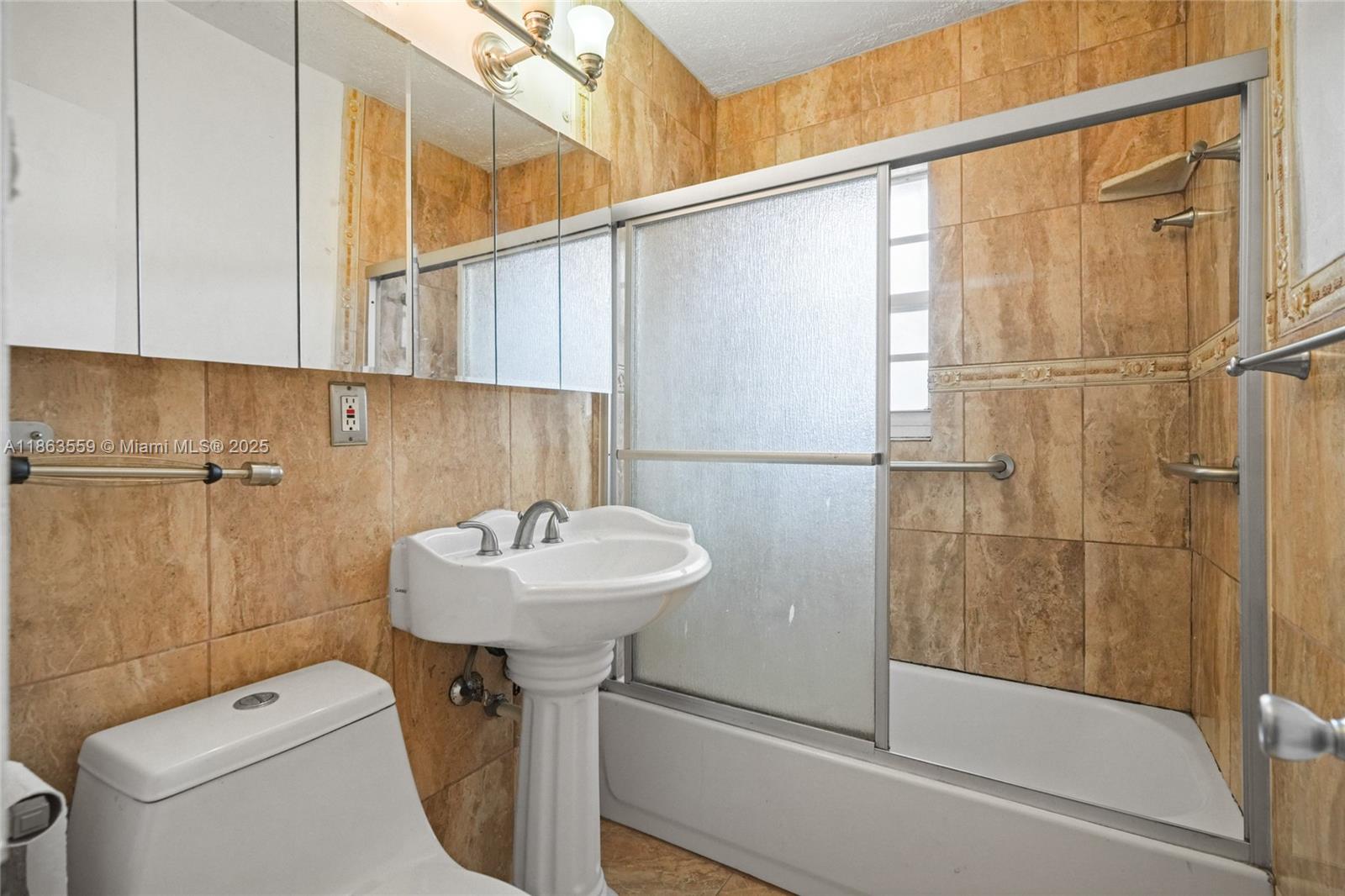 1025 Curtiss Dr, Opa-Locka