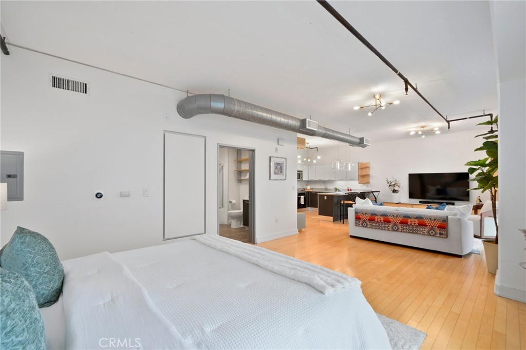 645 W 9th Street 433