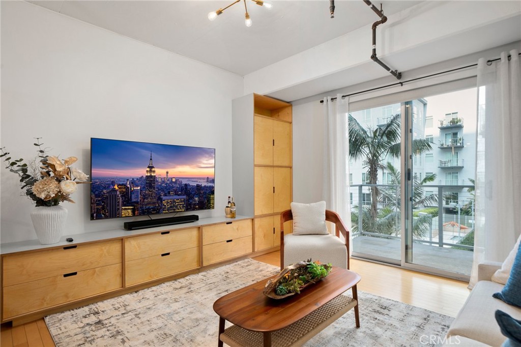 645 W 9th Street 433