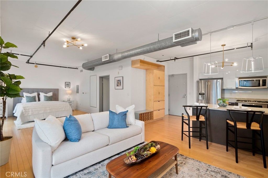 645 W 9th Street 433