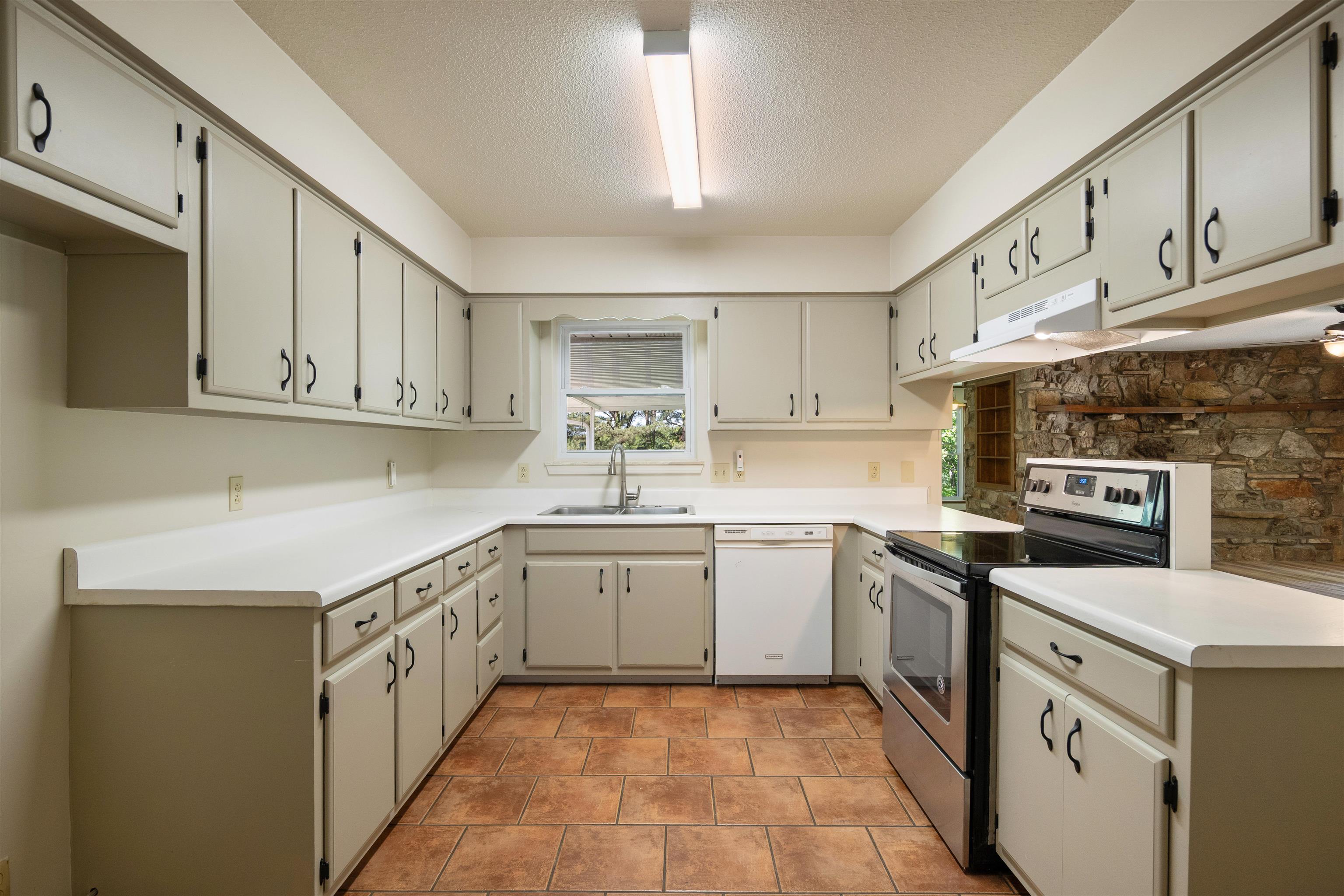 3555 Highway 167