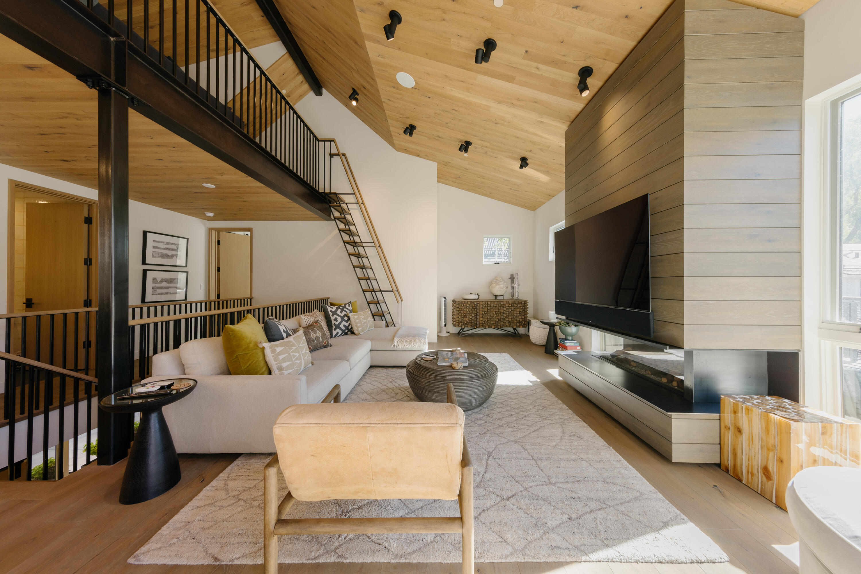 215 W San Juan Avenue Unit: 102