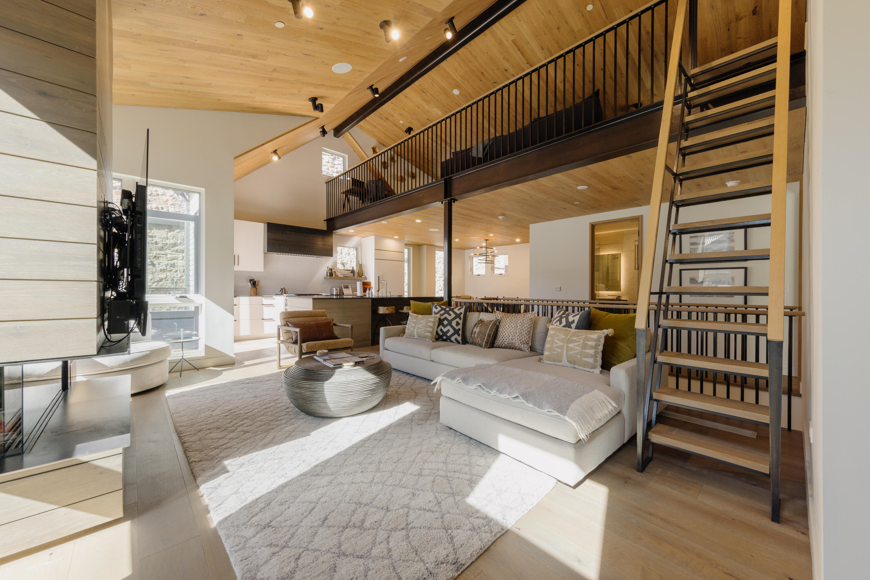 215 W San Juan Avenue Unit: 102