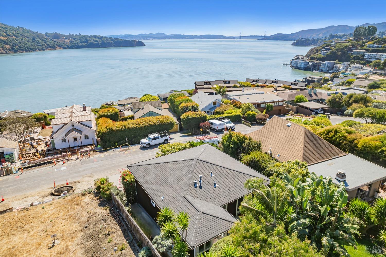 2235-2235B Paradise Dr