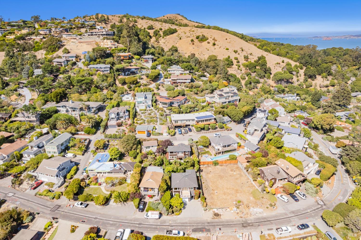 2235-2235B Paradise Dr