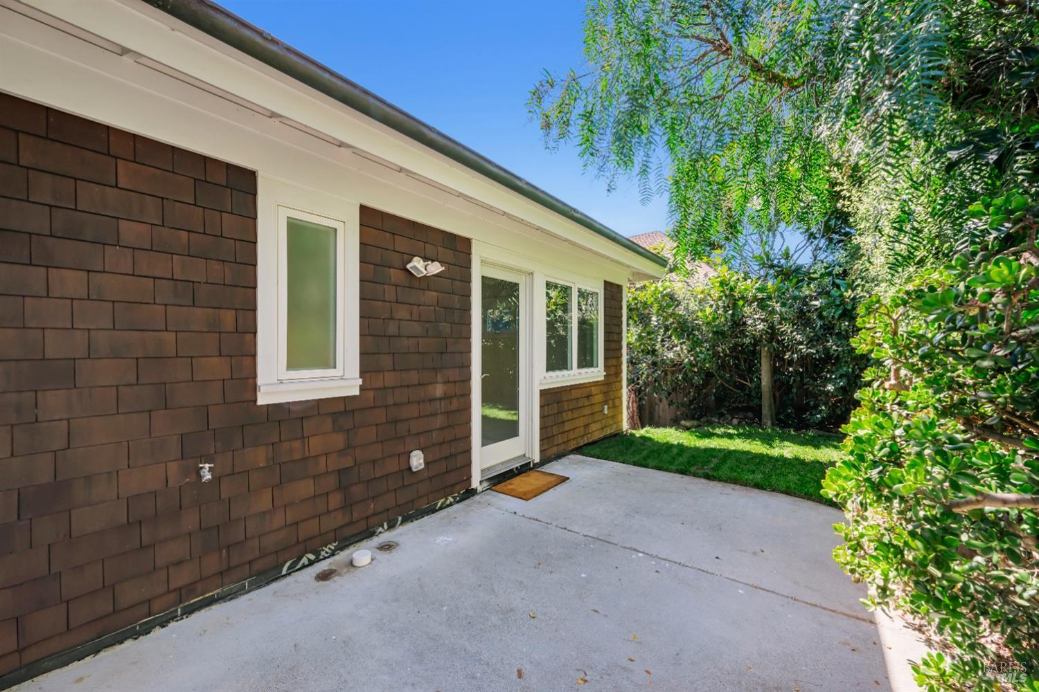 2235-2235B Paradise Dr