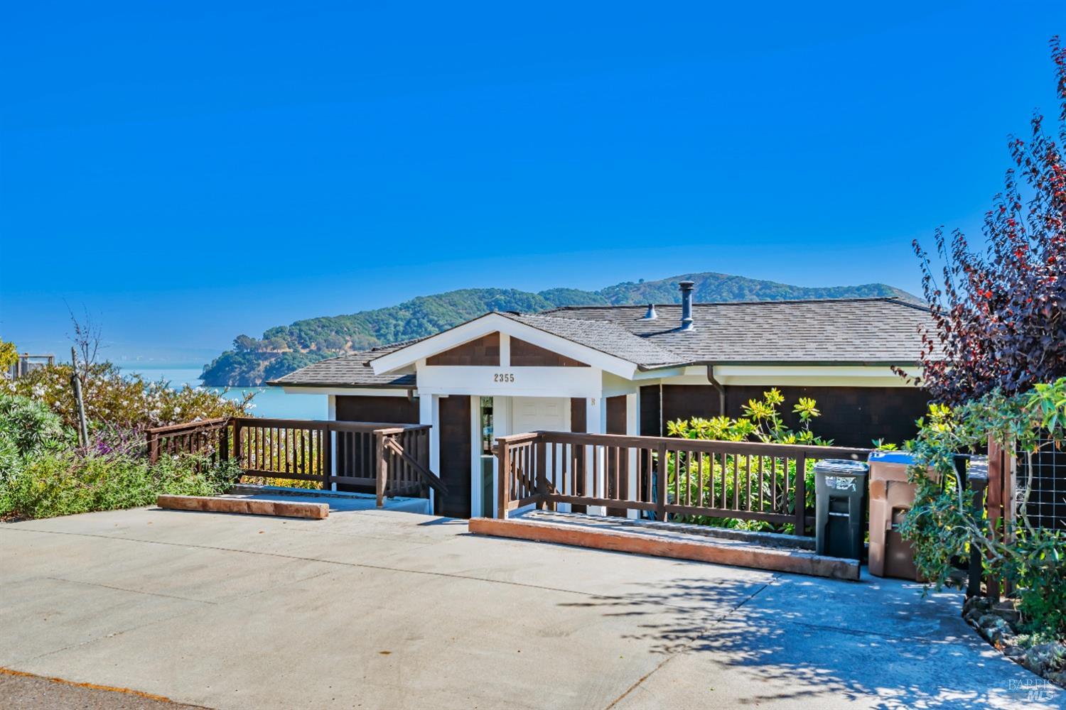 2235-2235B Paradise Dr