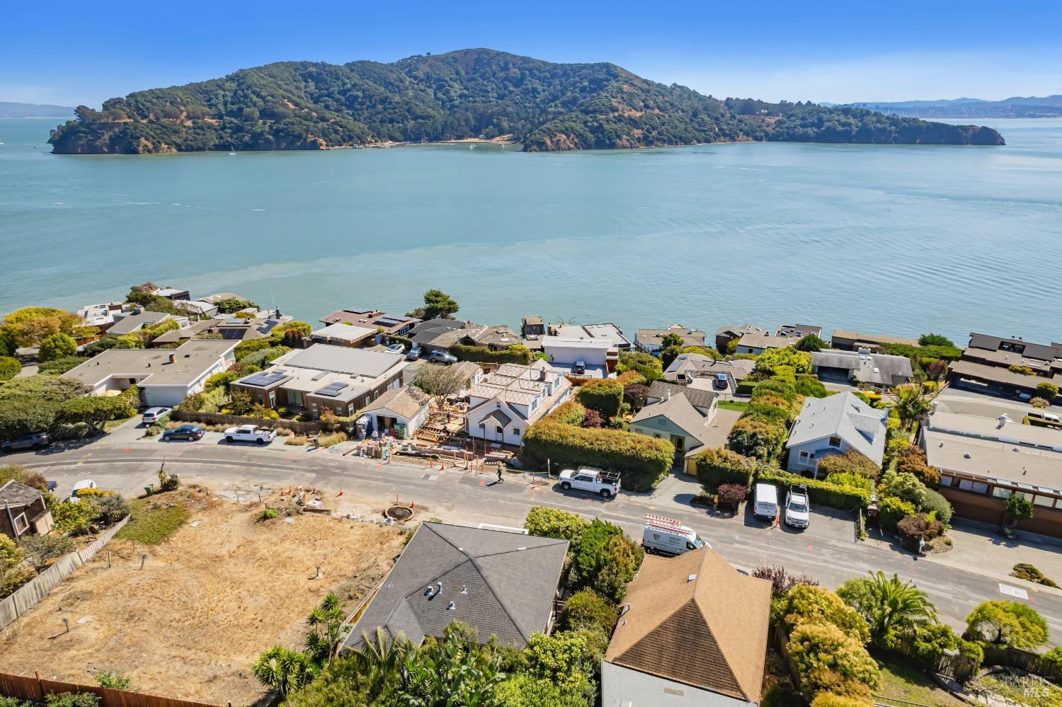 2235-2235B Paradise Dr