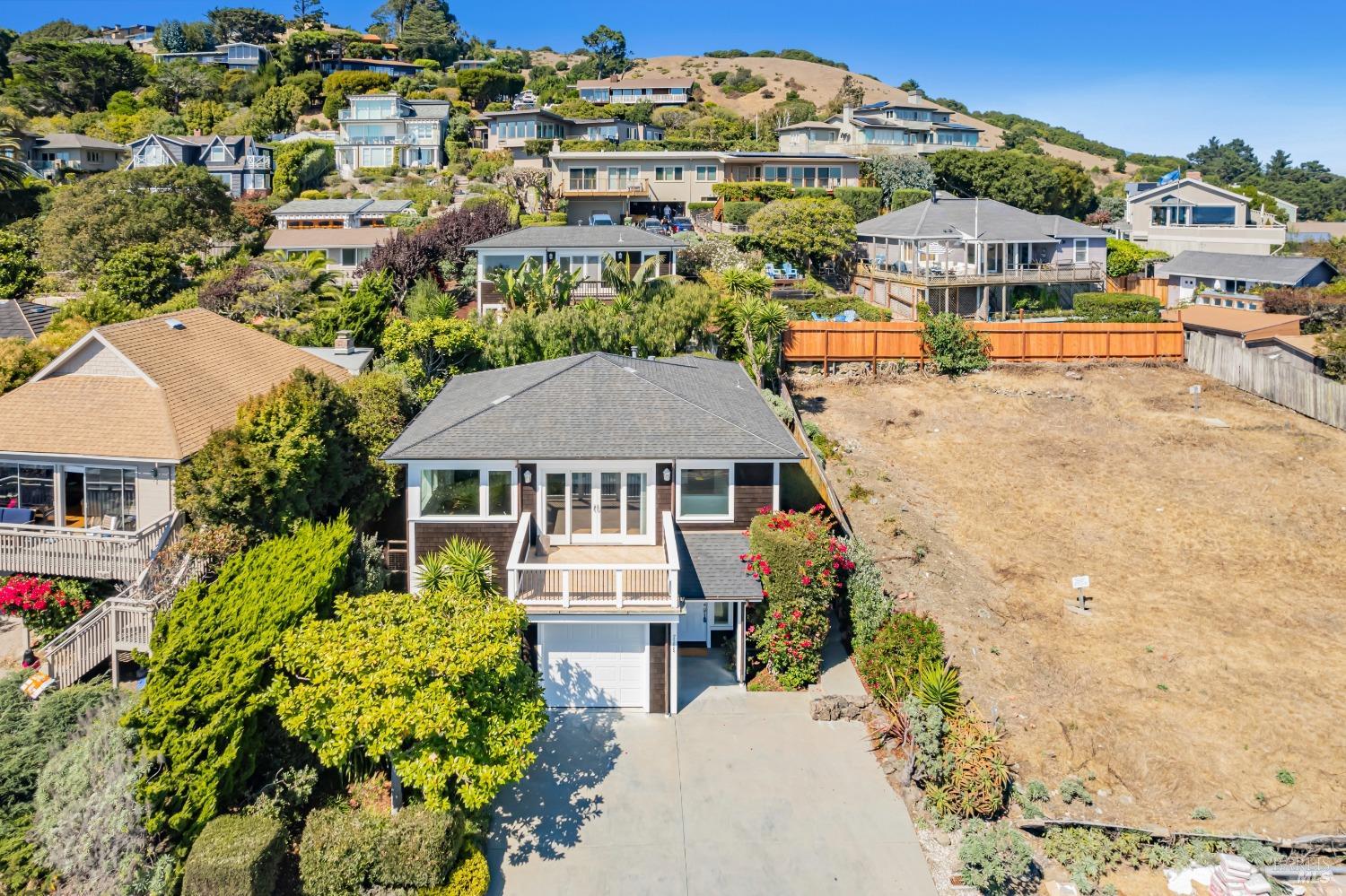 2235-2235B Paradise Dr