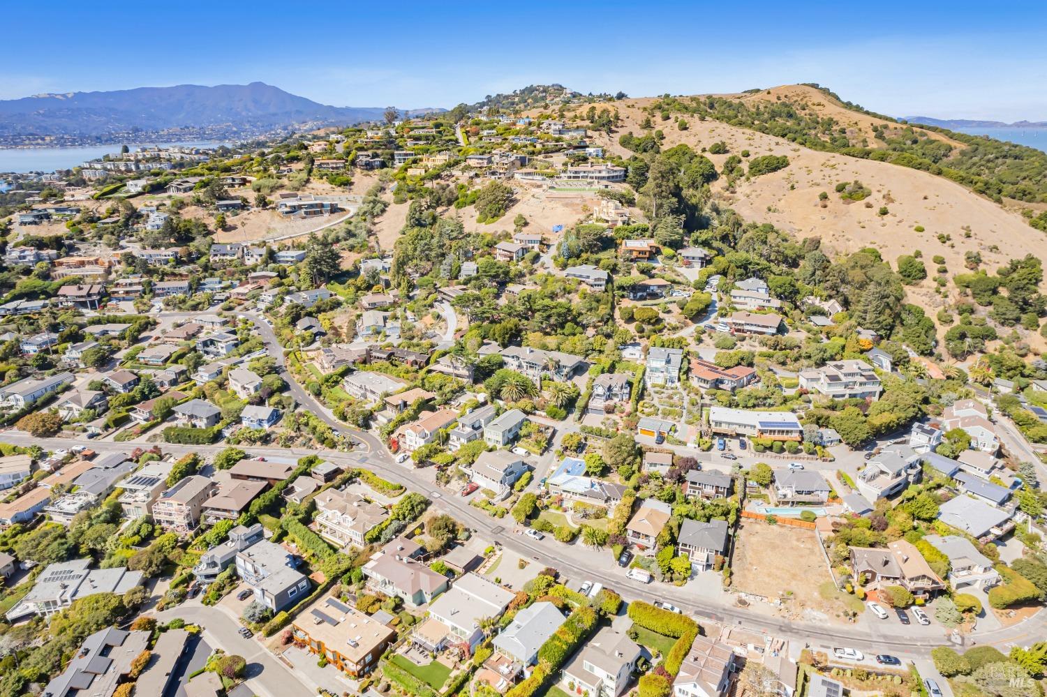 2235-2235B Paradise Dr