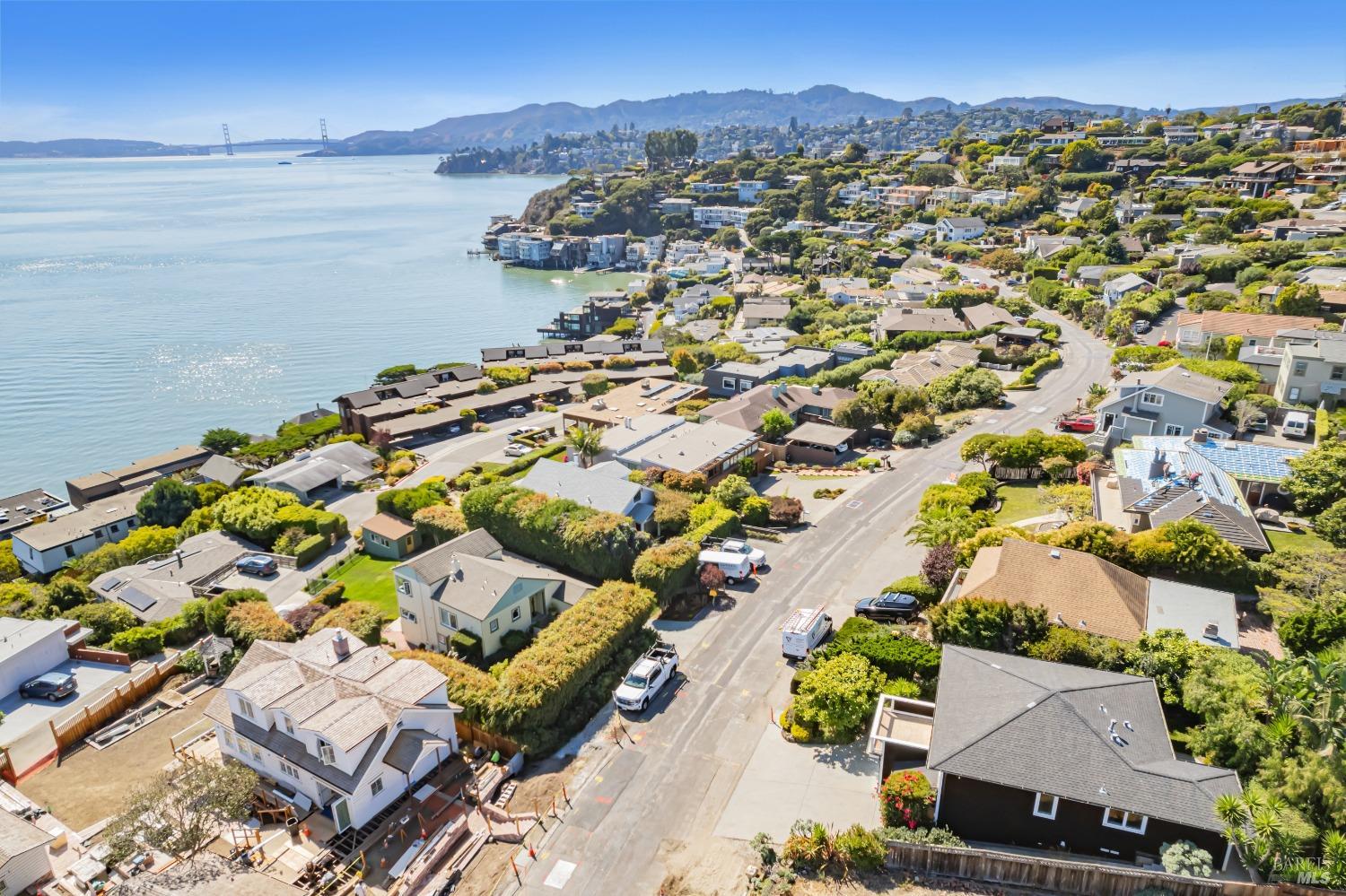 2235-2235B Paradise Dr