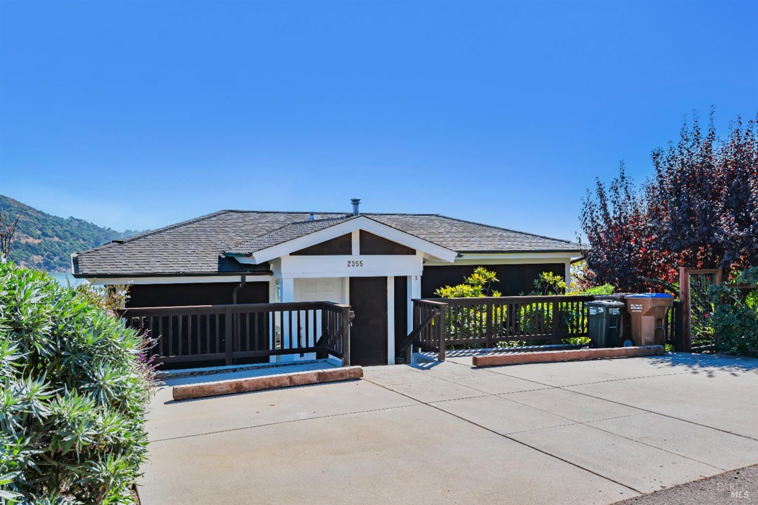 2235-2235B Paradise Dr