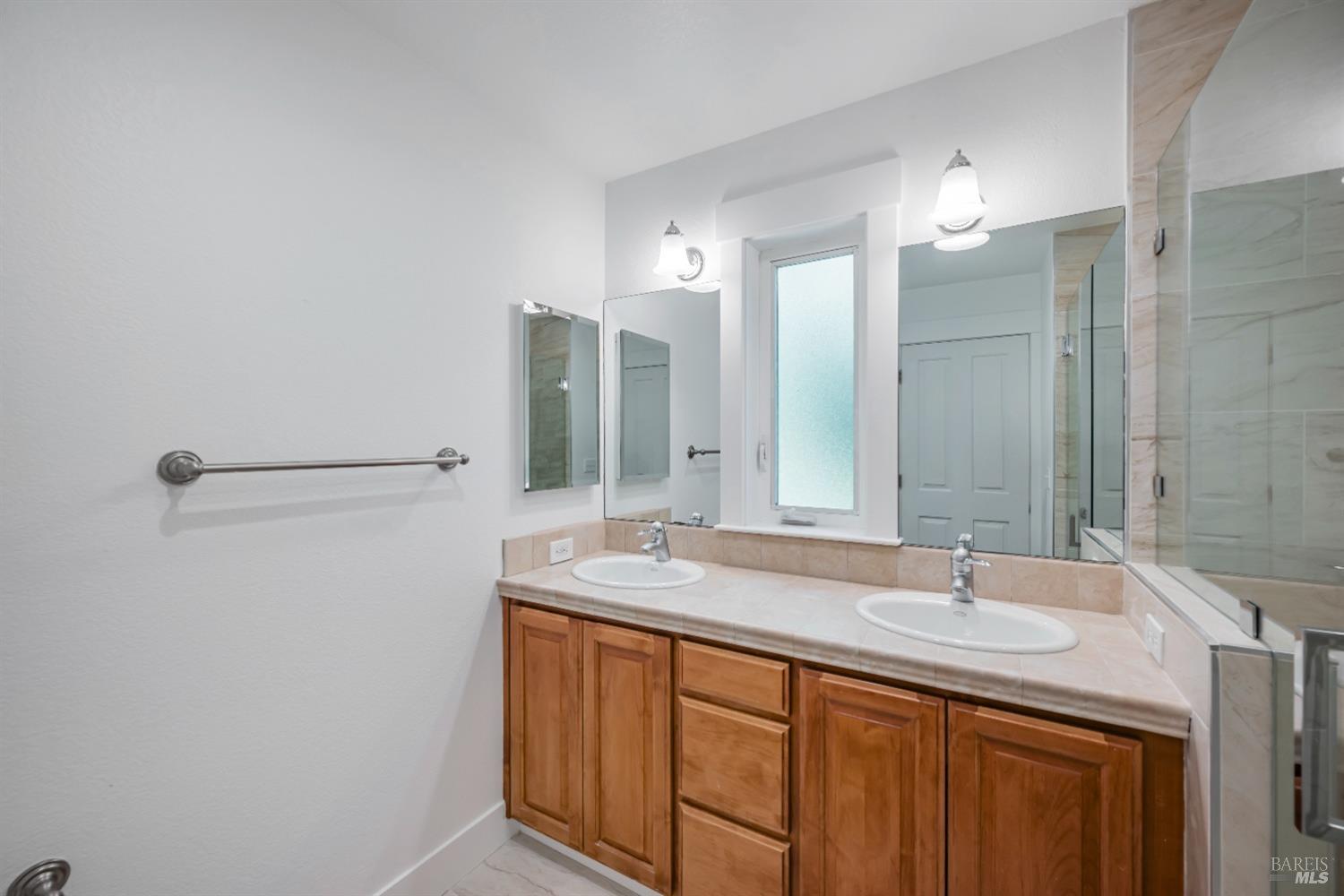 2235-2235B Paradise Dr