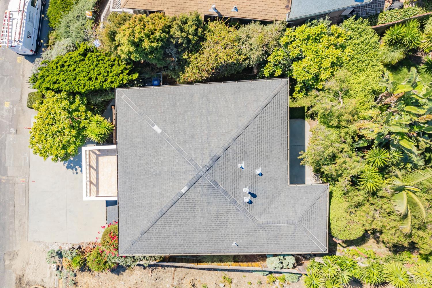 2235-2235B Paradise Dr