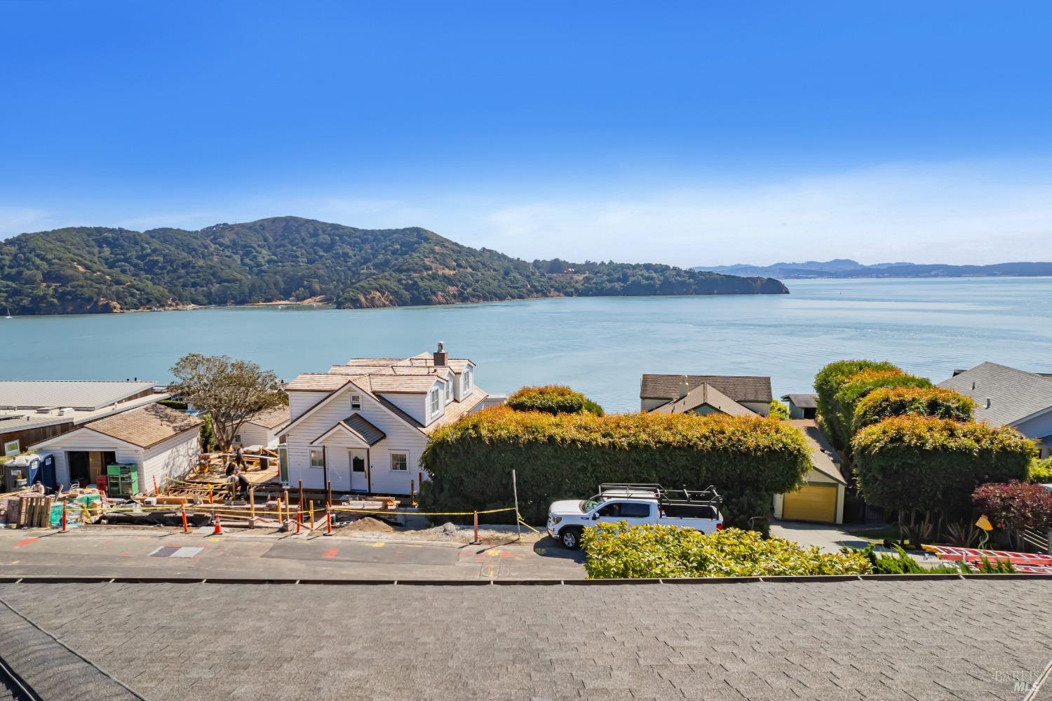 2235-2235B Paradise Dr