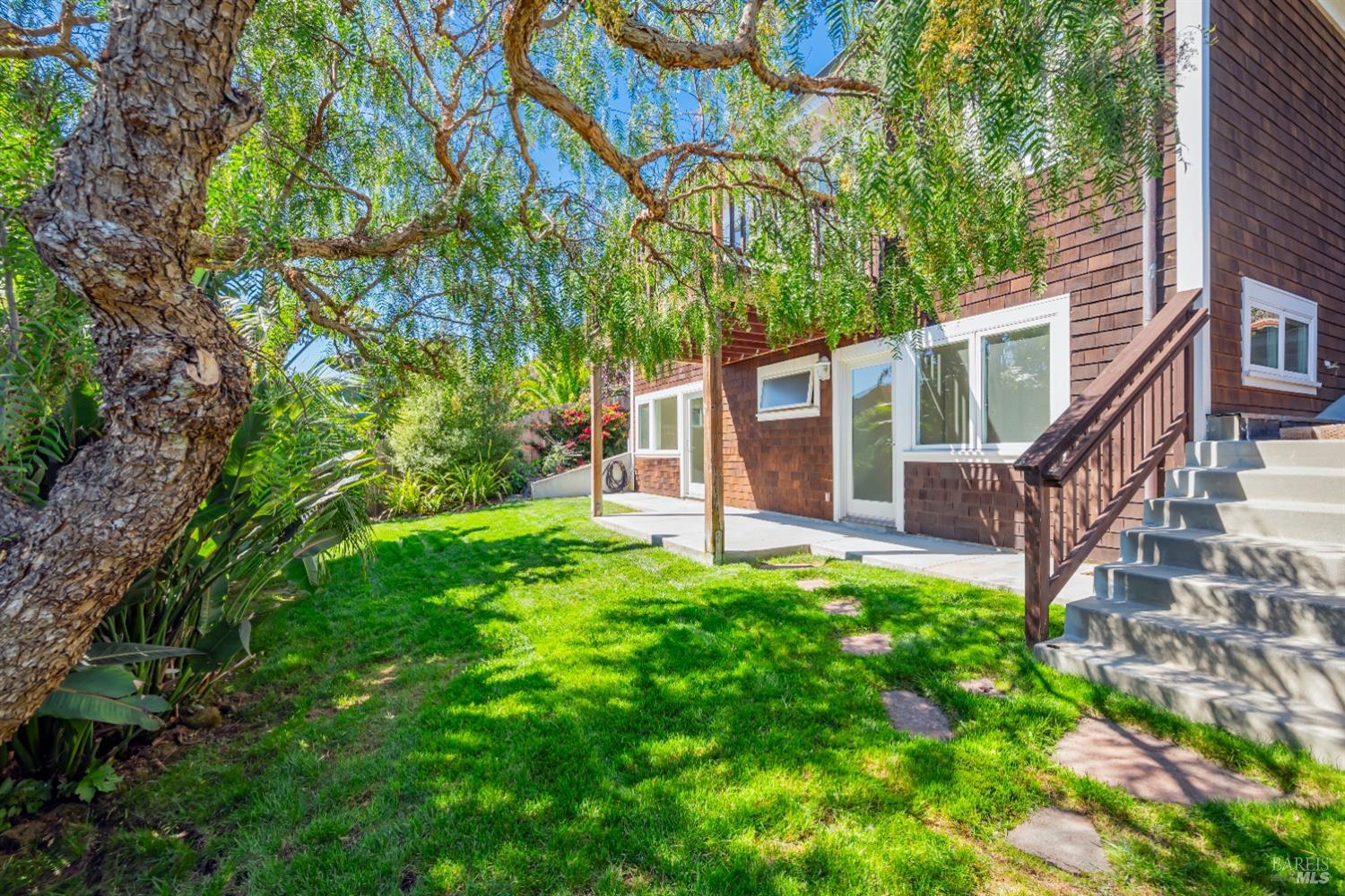 2235-2235B Paradise Dr