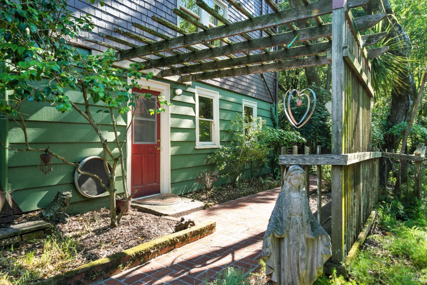 150 Bungalow Ave