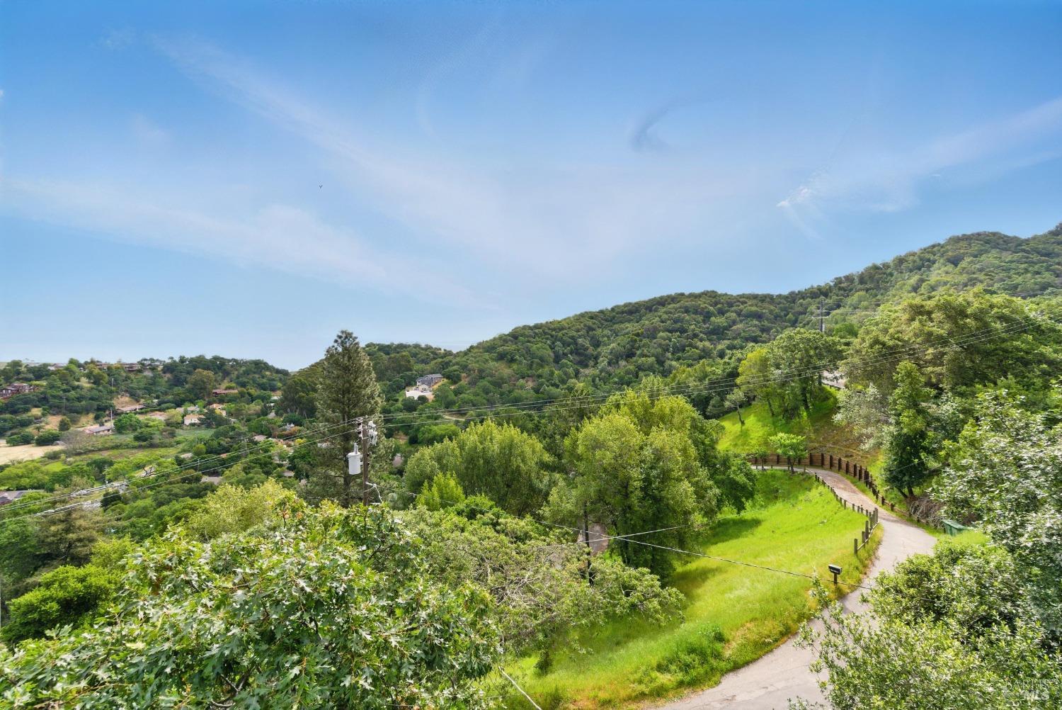 2 Bayhills Dr