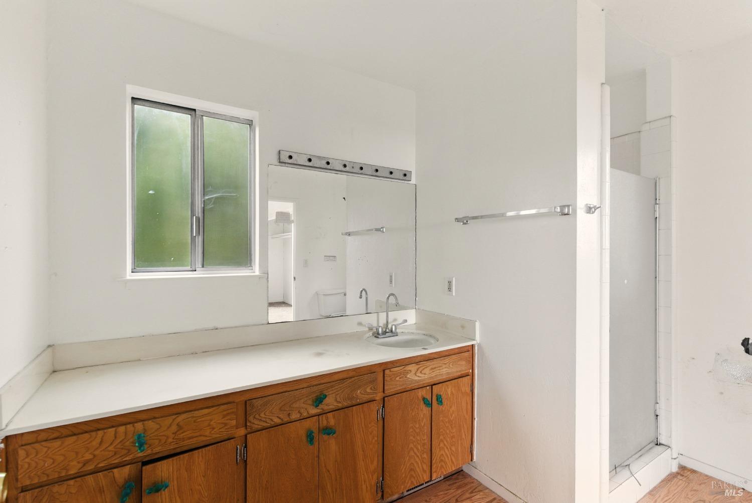 2 Bayhills Dr
