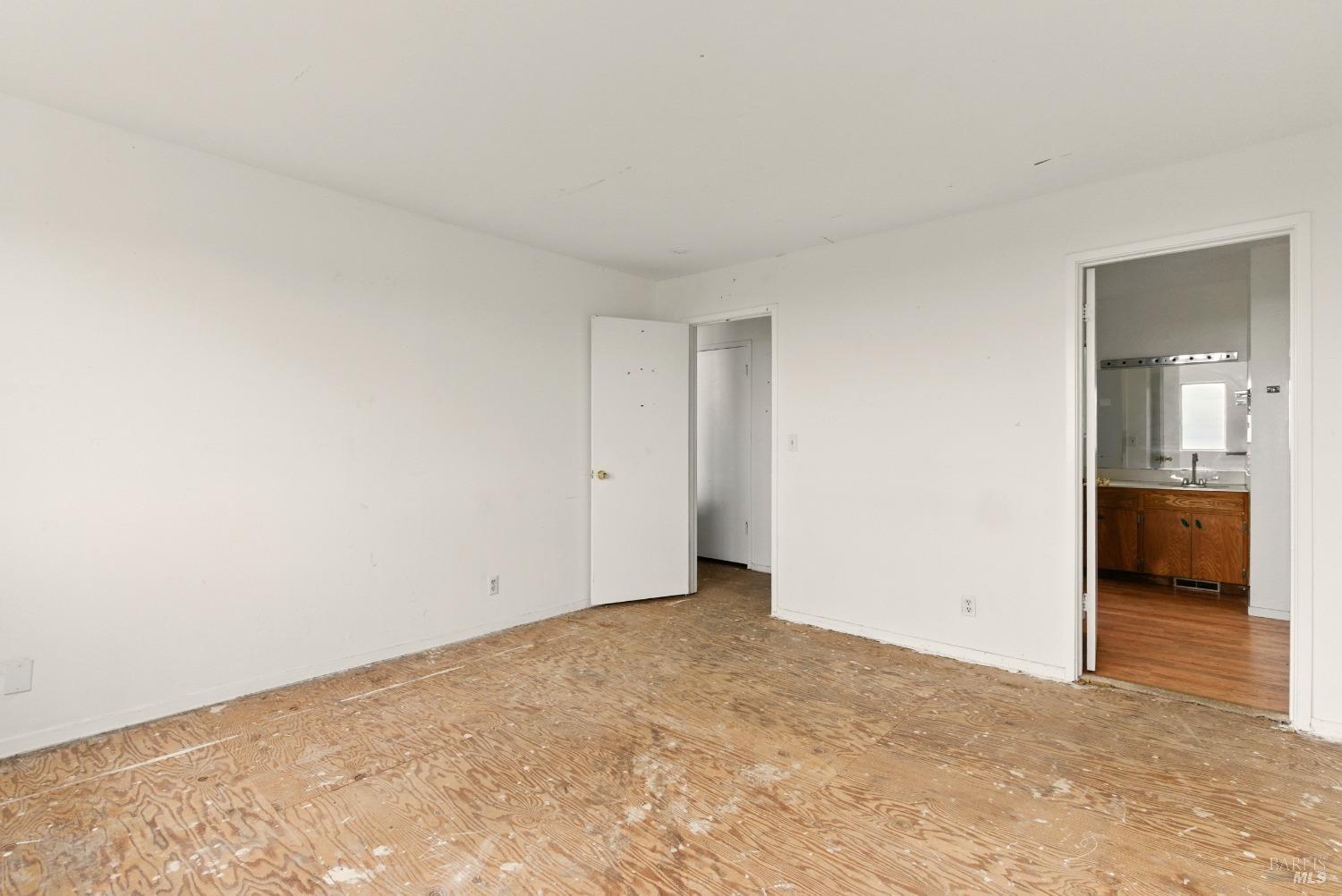 2 Bayhills Dr