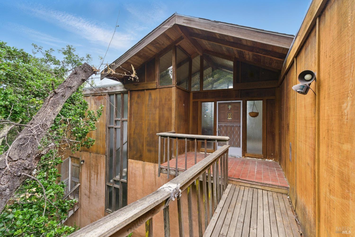 2 Bayhills Dr