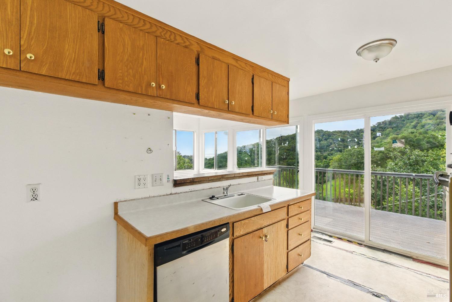 2 Bayhills Dr