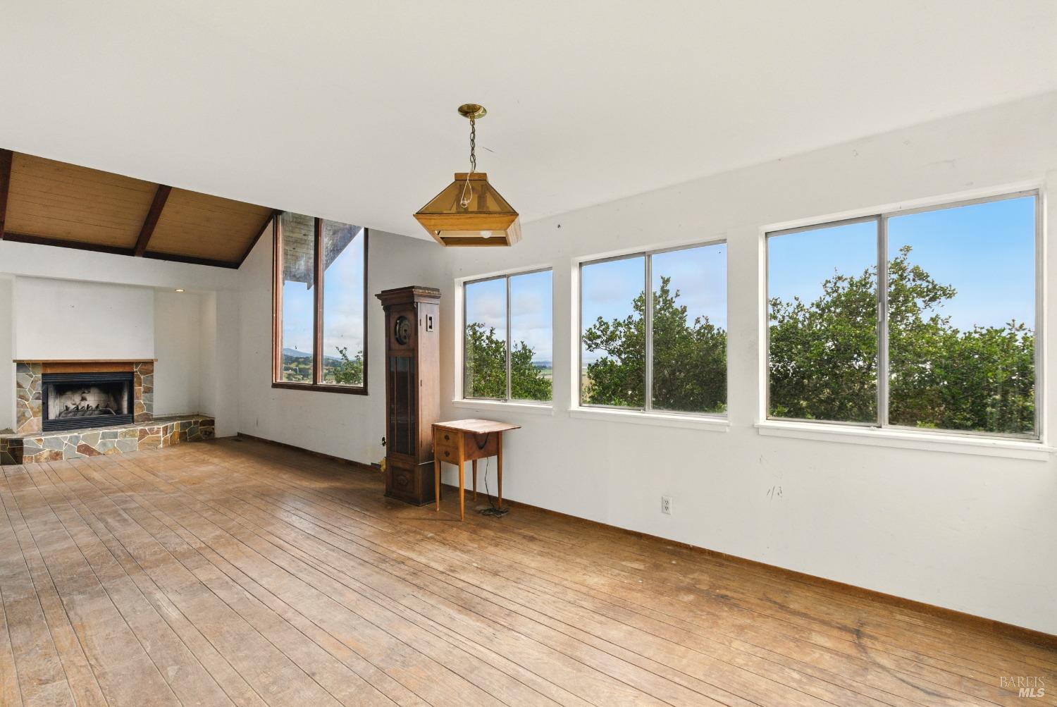 2 Bayhills Dr