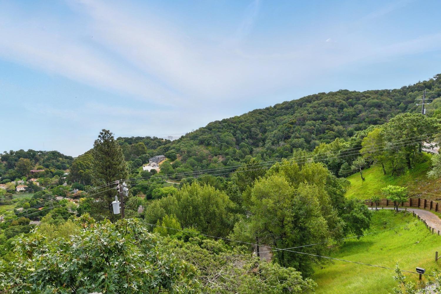 2 Bayhills Dr