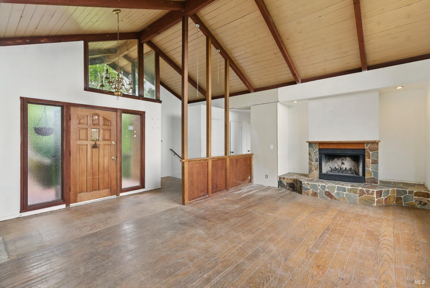 2 Bayhills Dr