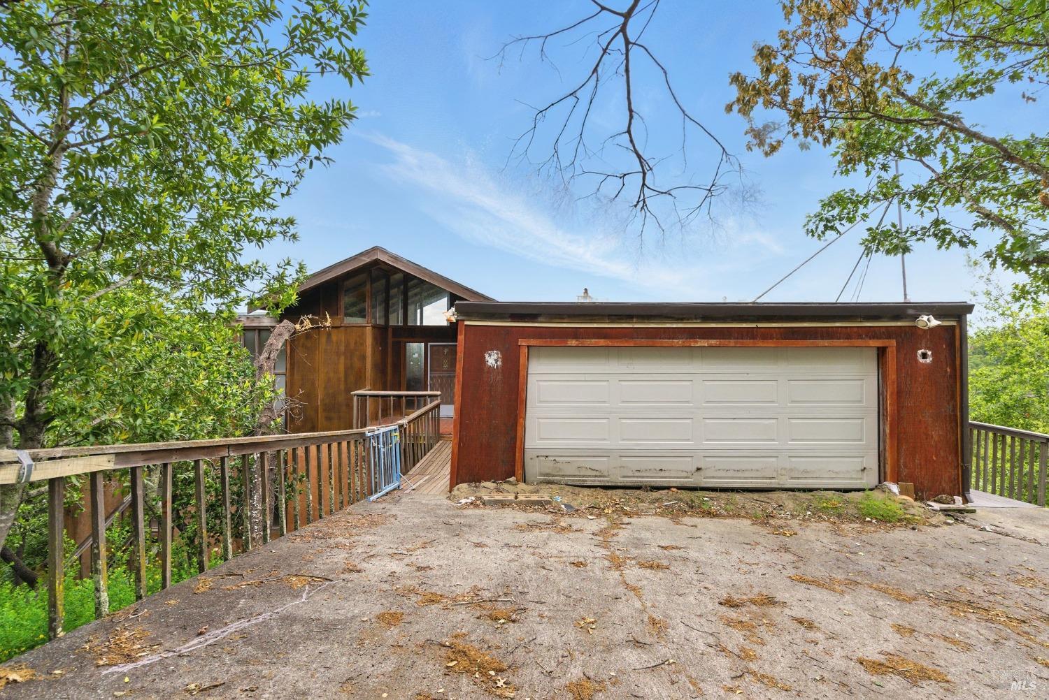 2 Bayhills Dr