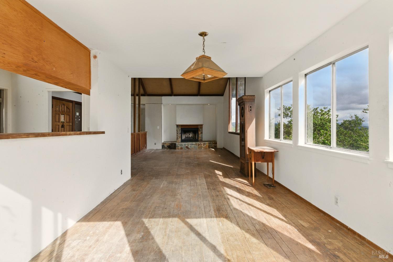 2 Bayhills Dr