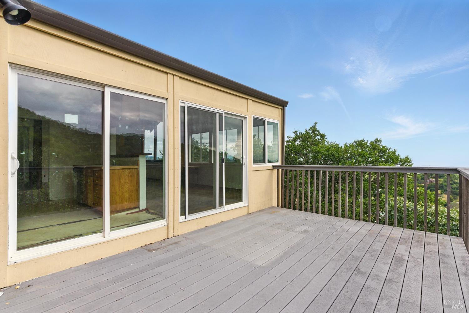 2 Bayhills Dr