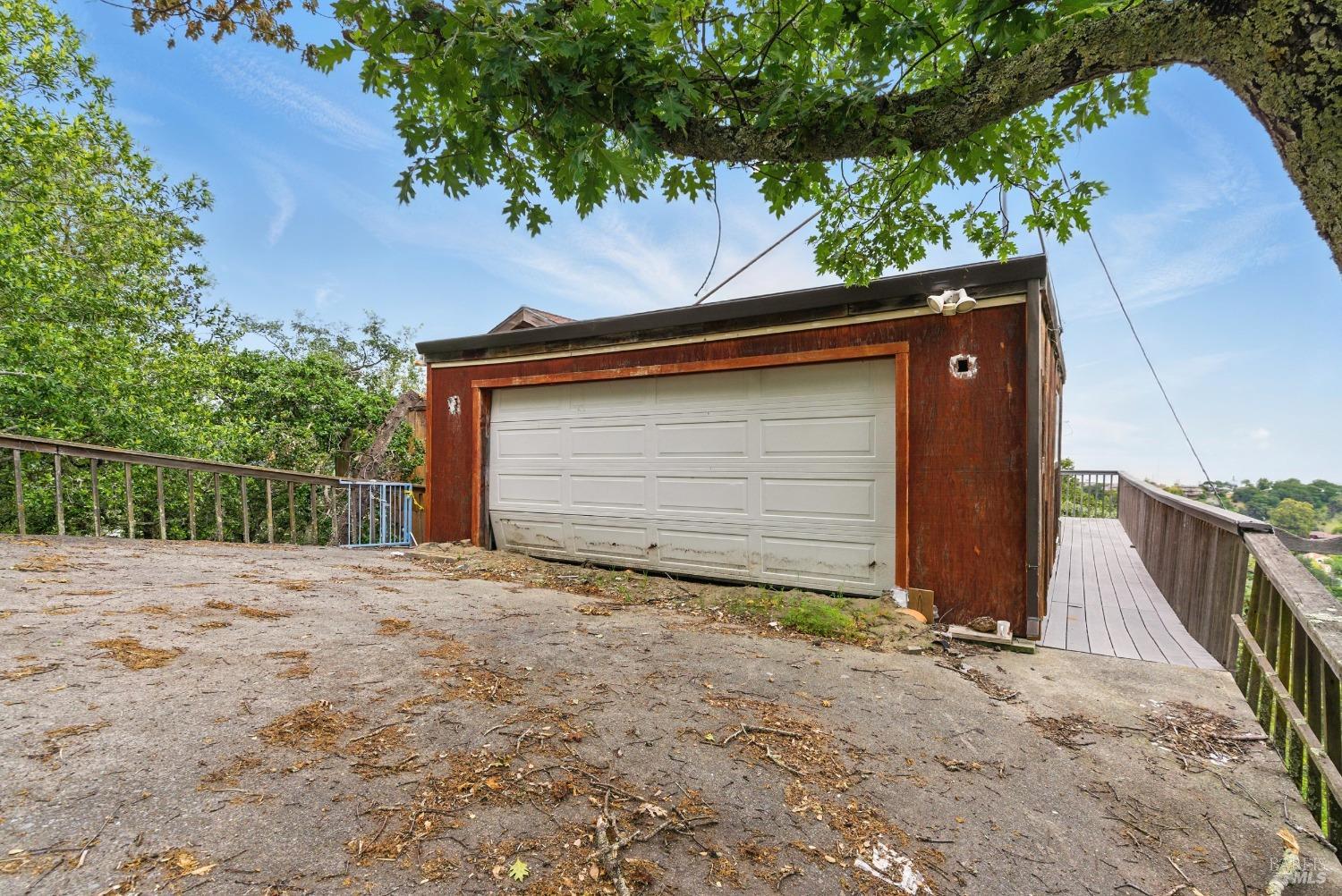 2 Bayhills Dr