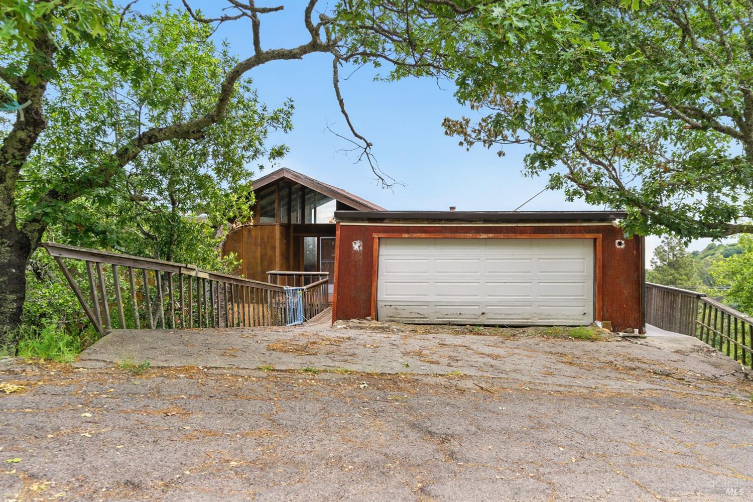 2 Bayhills Dr