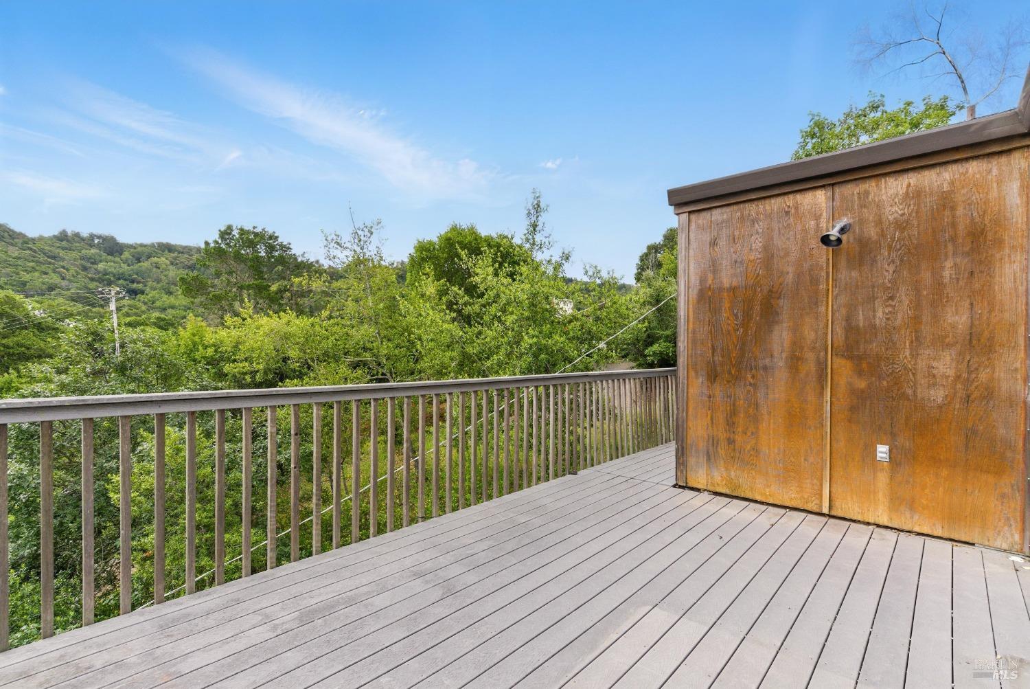 2 Bayhills Dr