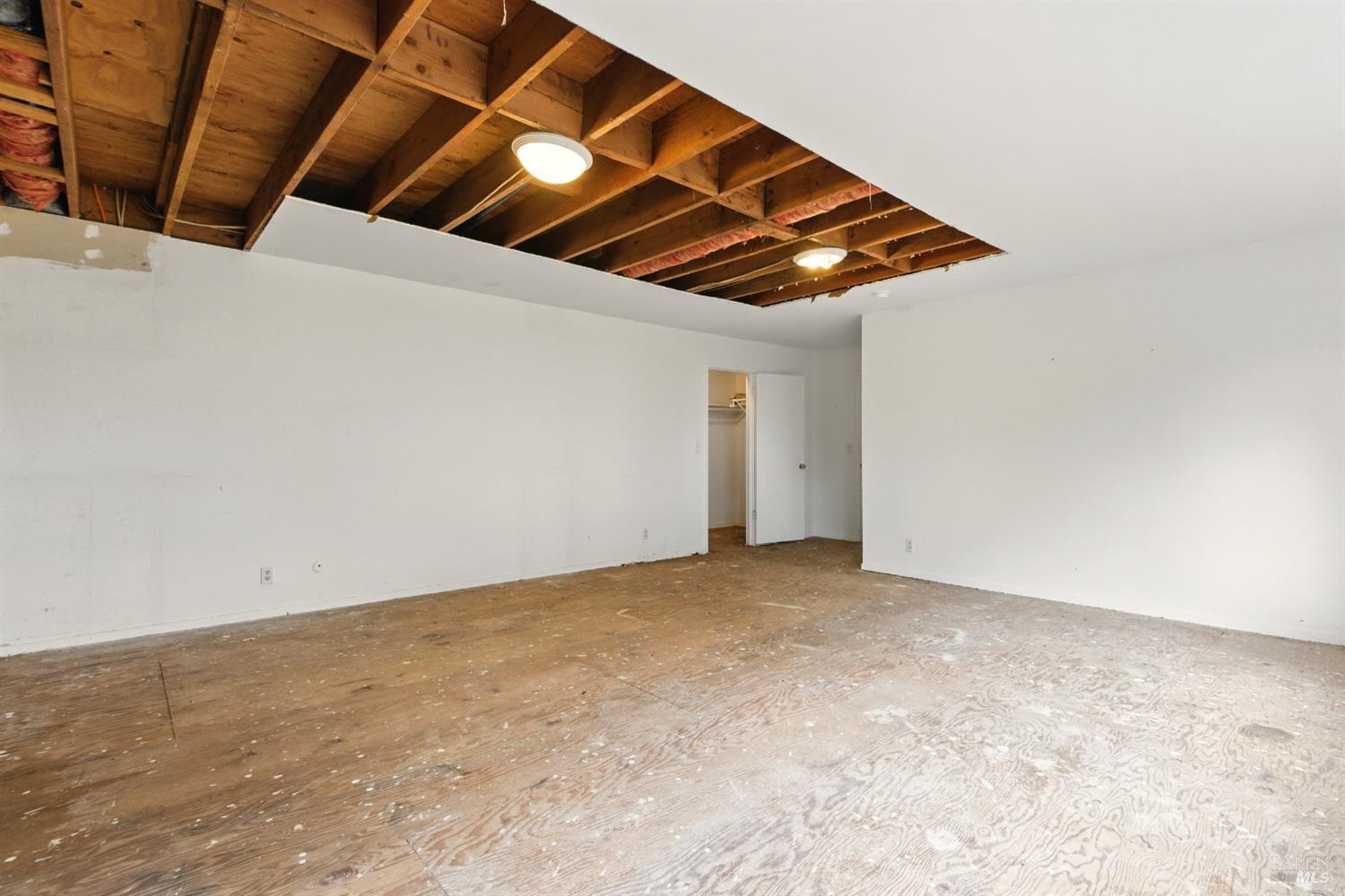 2 Bayhills Dr