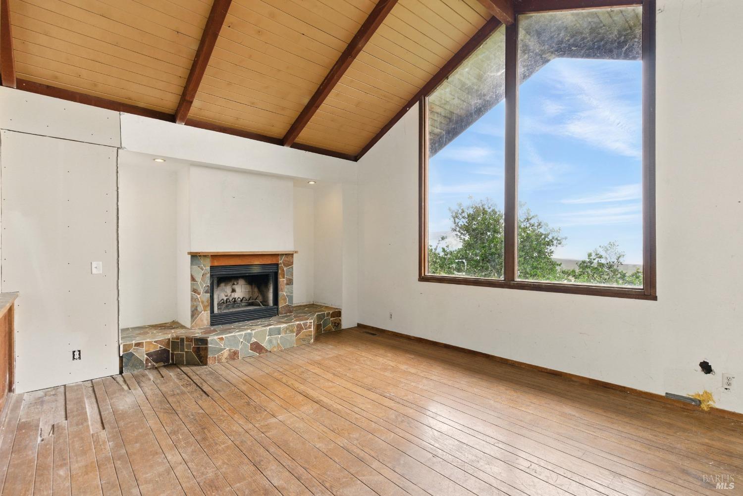 2 Bayhills Dr