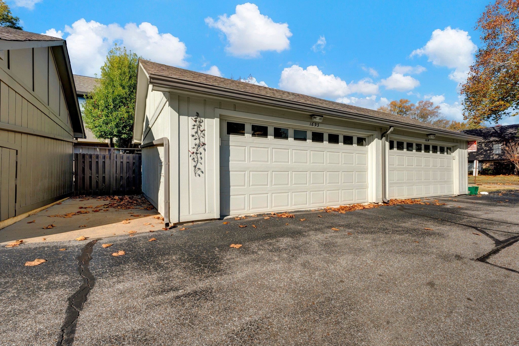 1693 HOBBITS GLEN DR Unit: 27