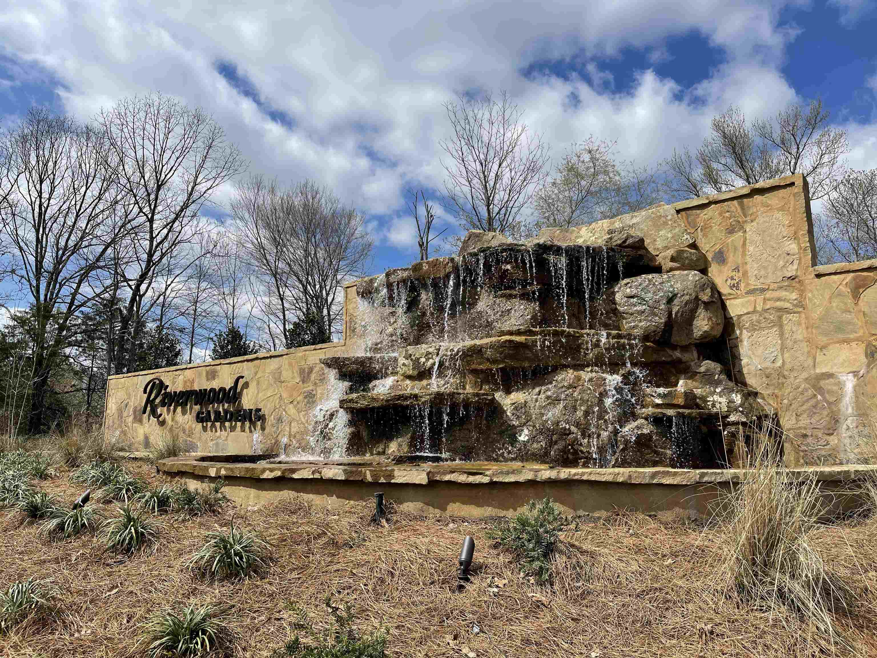 205 OAK HOLLOW DR