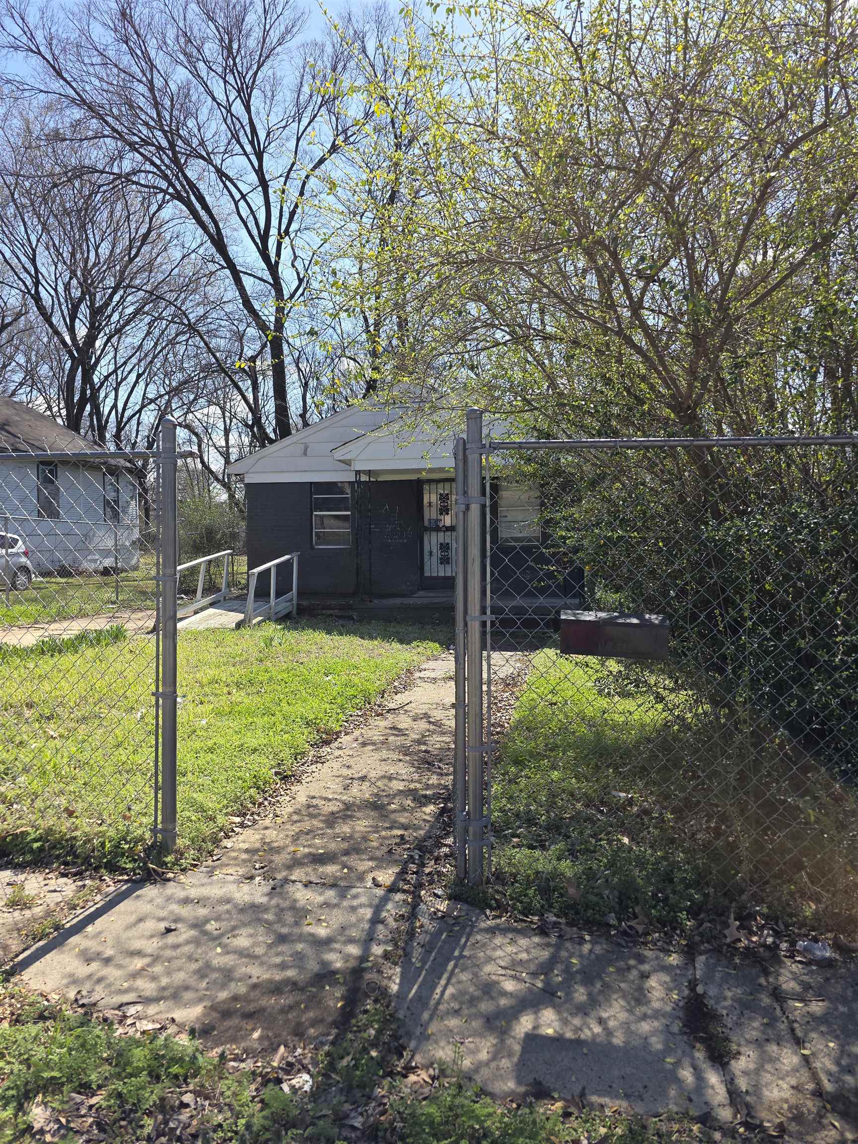 79 E DAVANT AVE