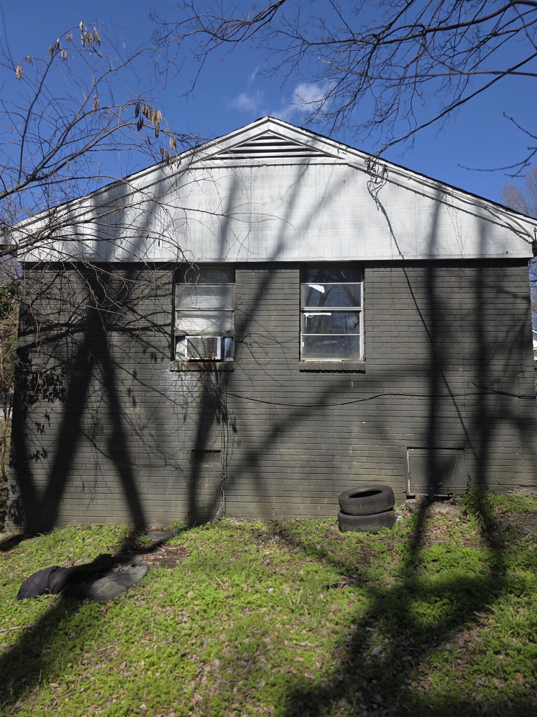 79 E DAVANT AVE