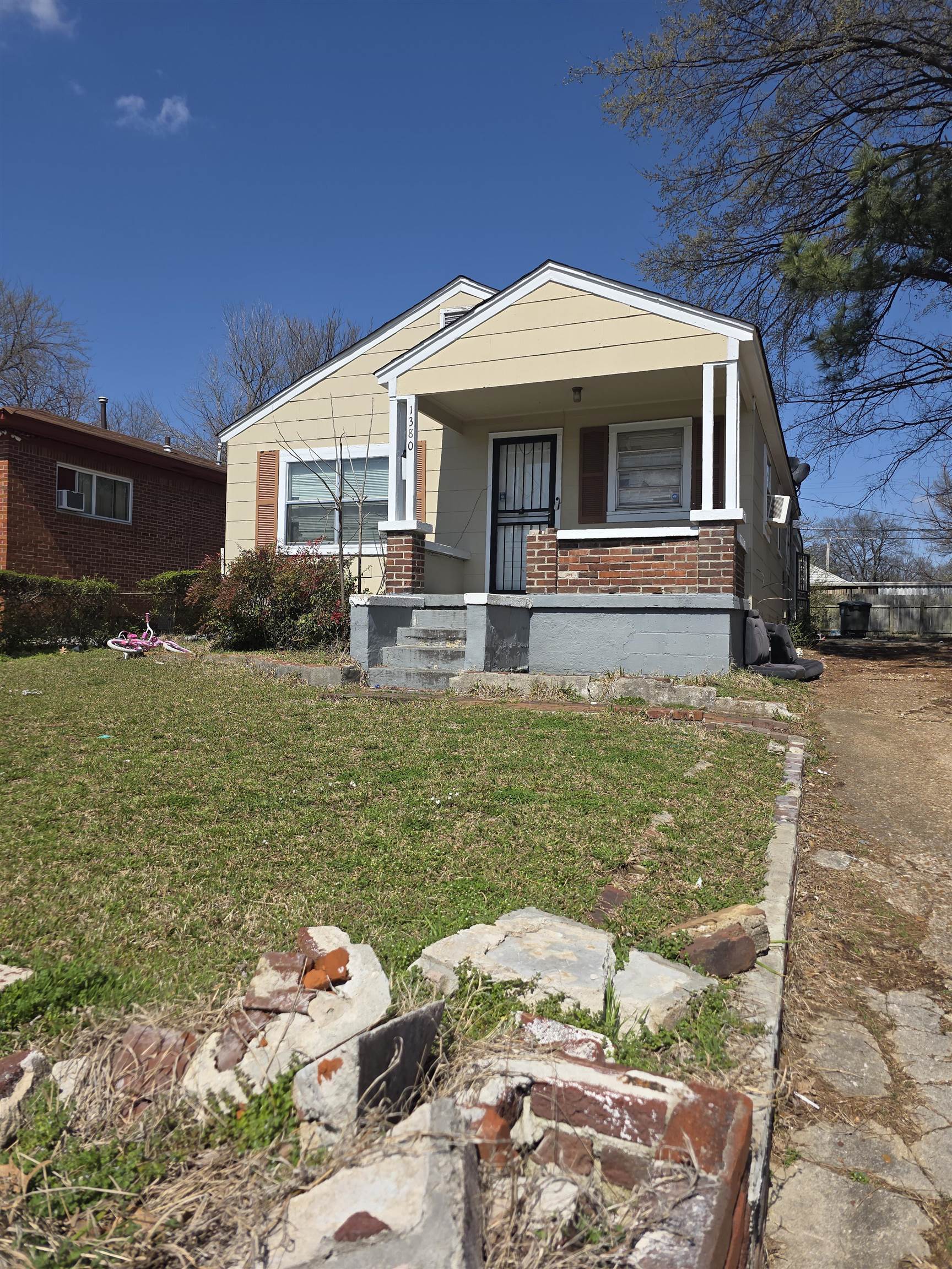 1380 GILL AVE