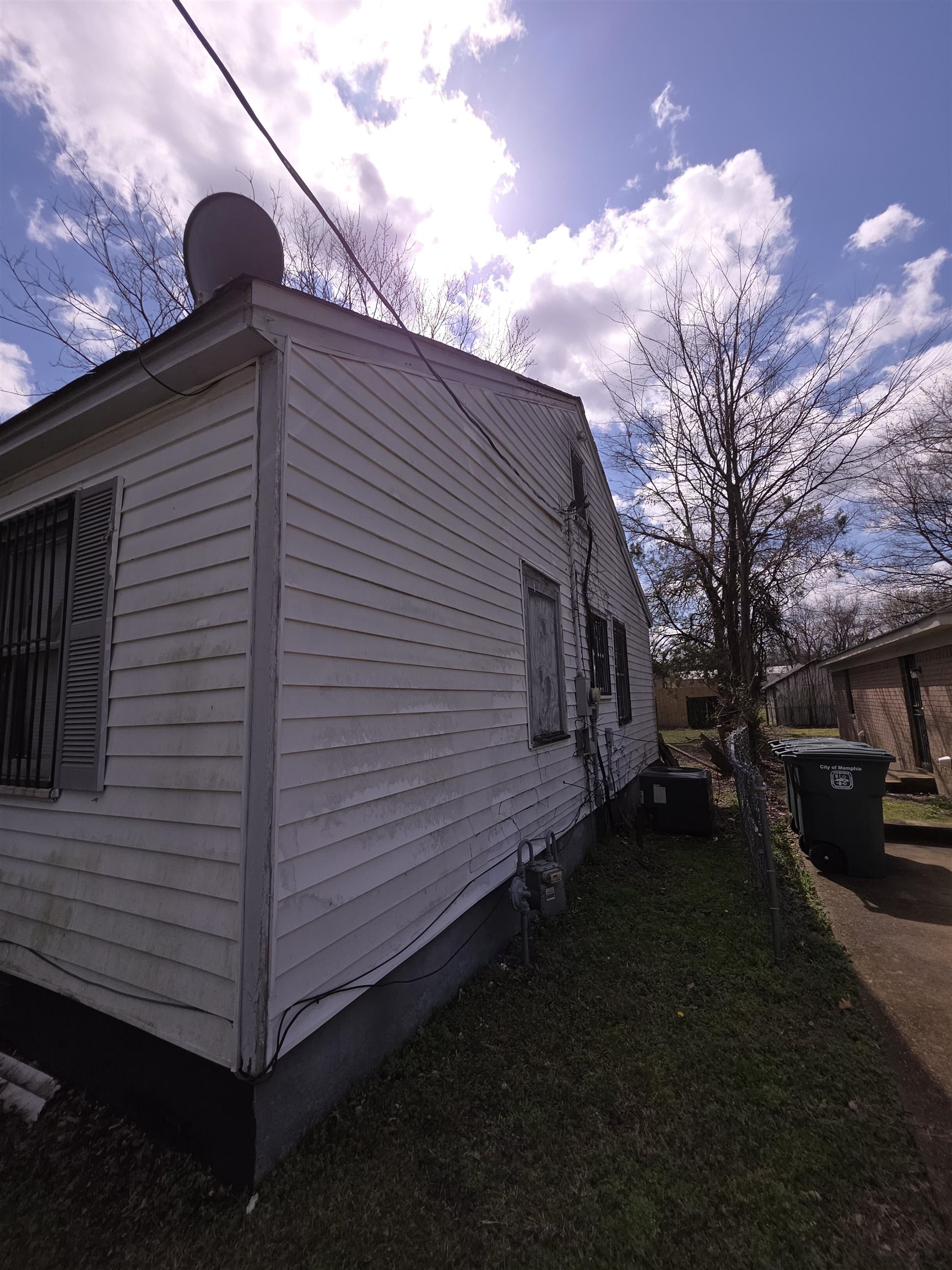 2403 GOLDEN AVE