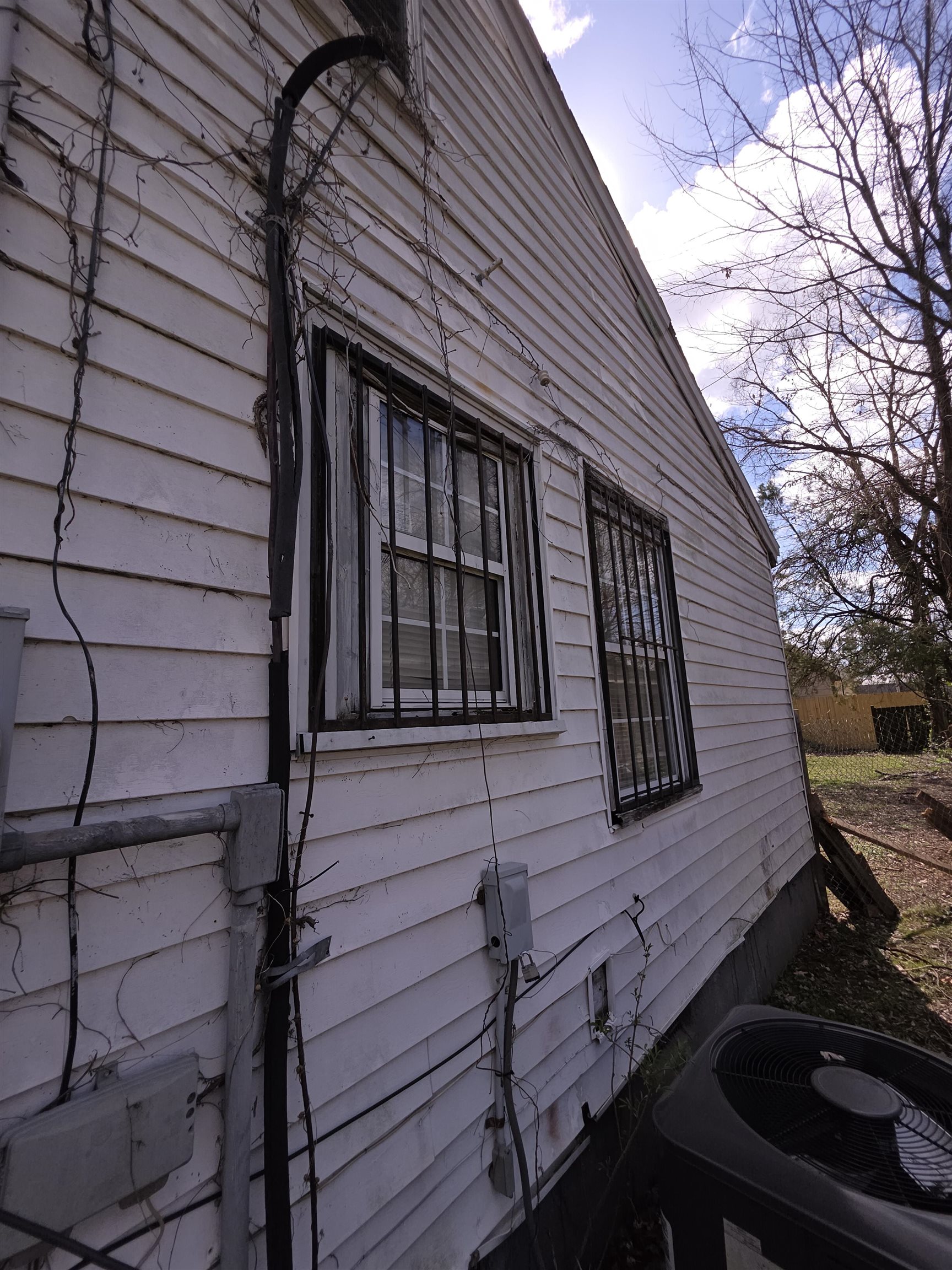 2403 GOLDEN AVE