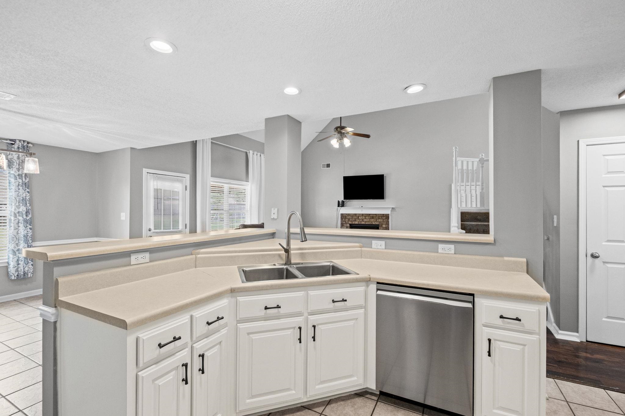 713 ELIZABETH DR