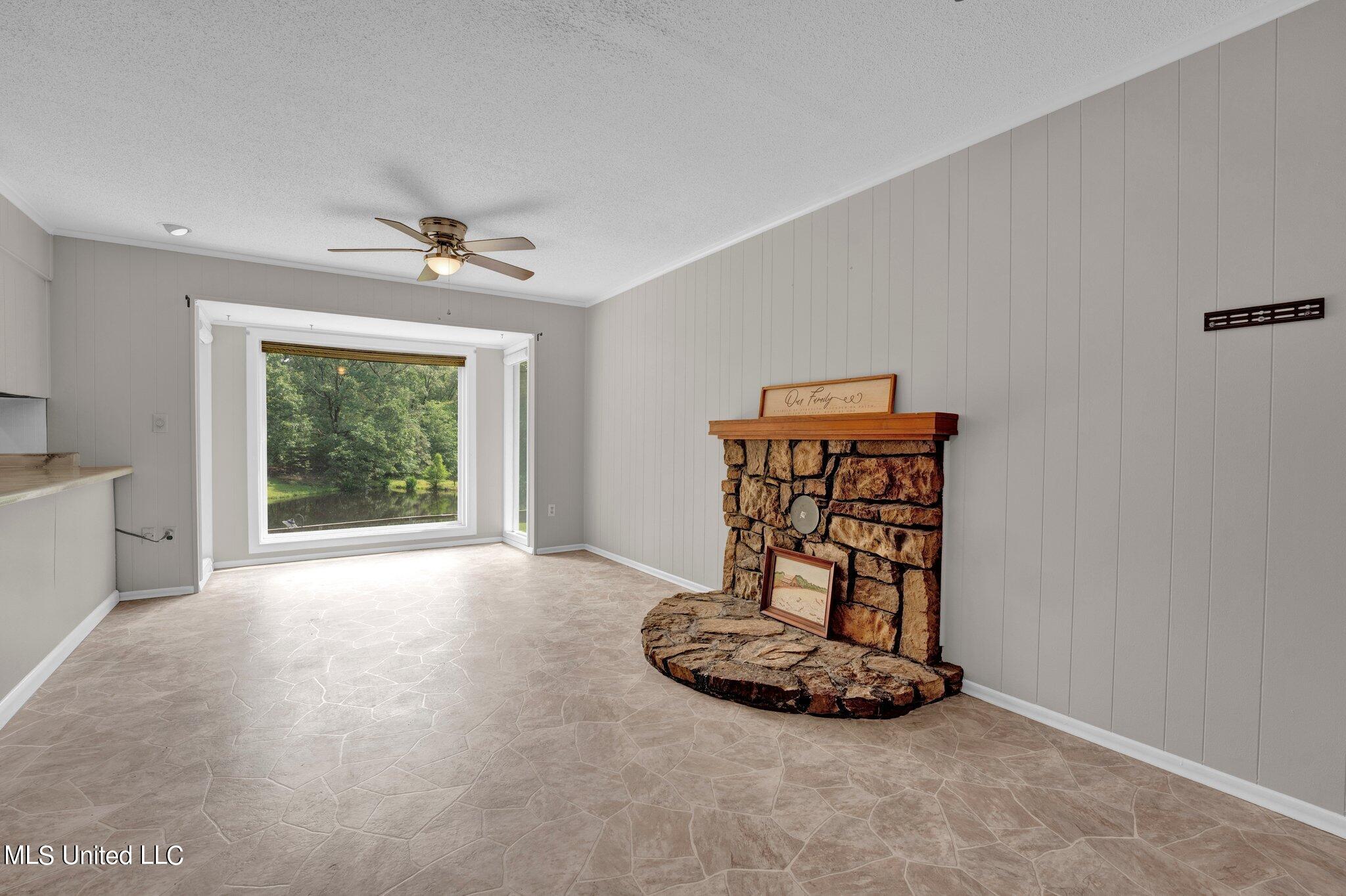 1085 W Commerce Street